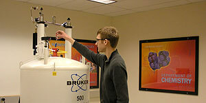 A student uses the Bruker Avance III 500 MHz NMR.